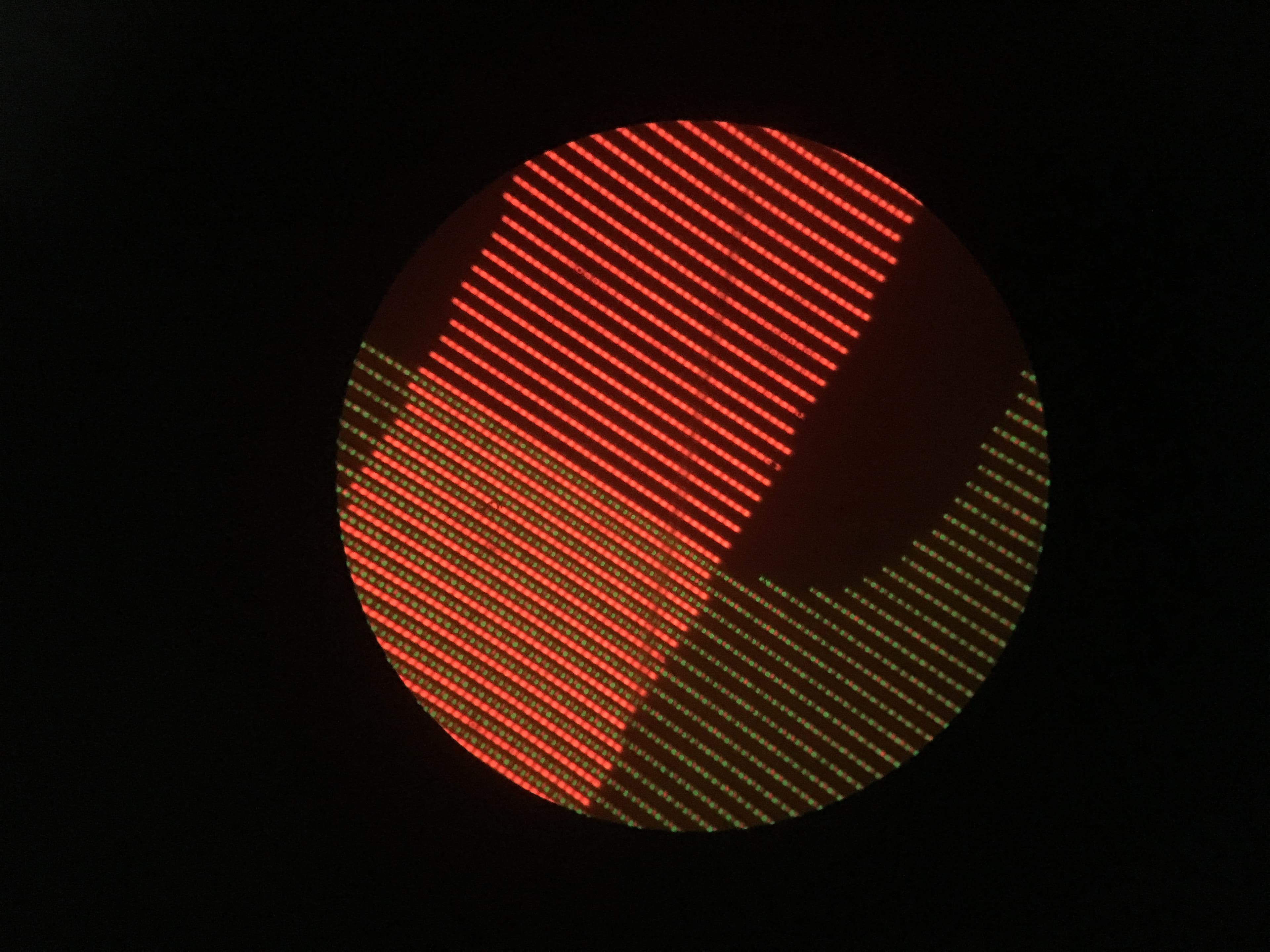 ngezoomd beeld van de rijen pixels in de 2-kleuren OLED display die imec in 2017 demonstreerde met behulp van lithografie.