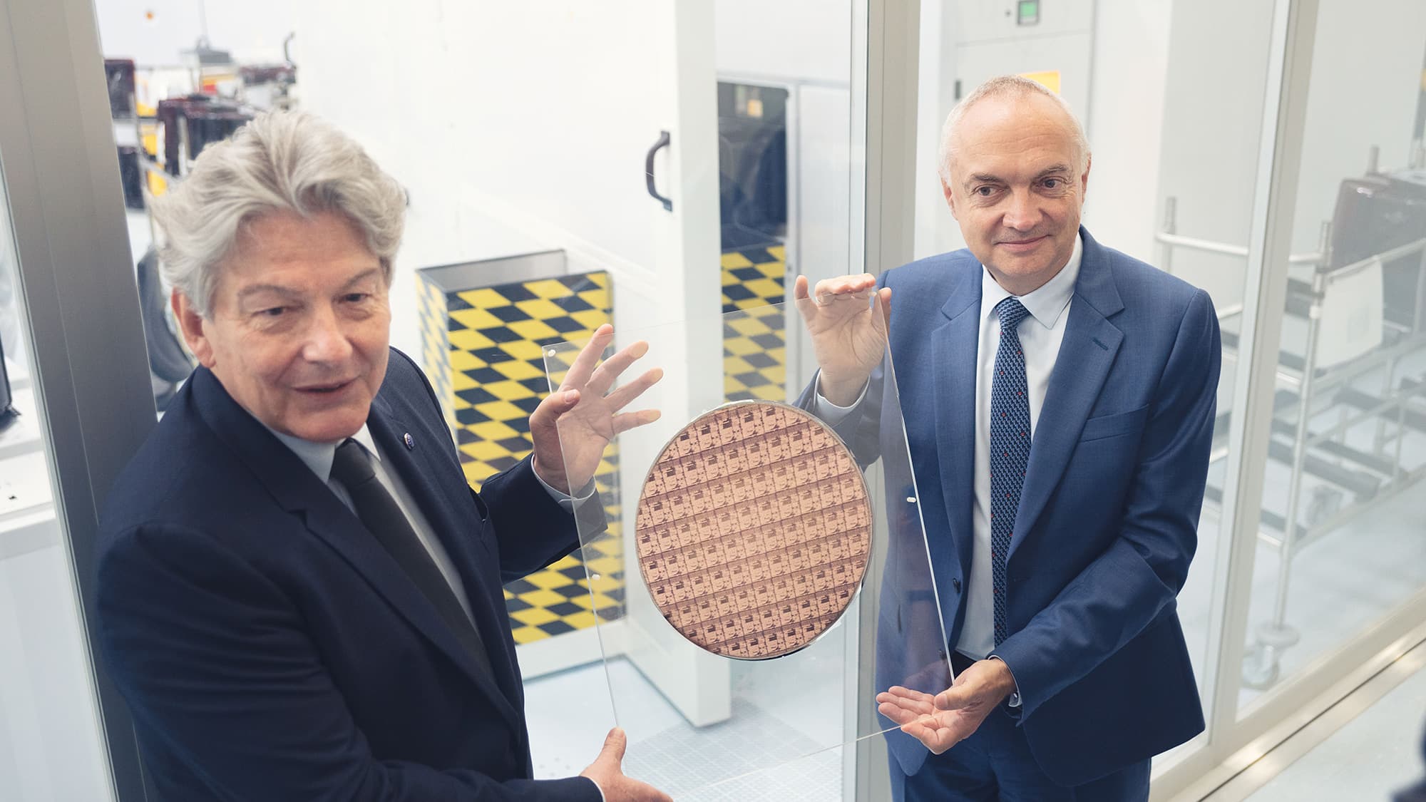 EU-commissaris voor Interne Markt Thierry Breton kreeg tijdens zijn bezoek aan imec vrijdag 11 juni een wafer met geïntegreerde forksheet-technologie overhandigd.