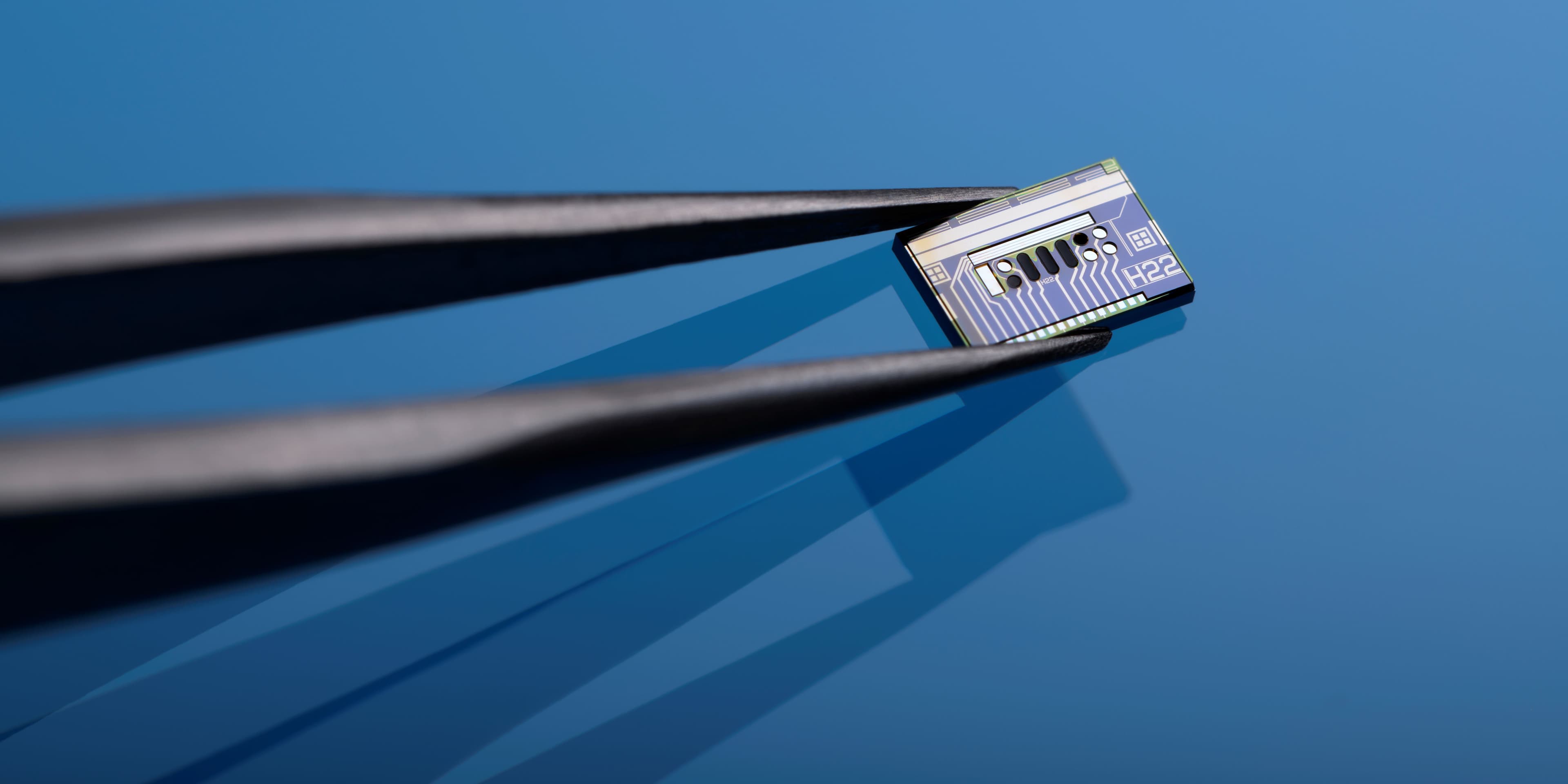 Foto van een tweede generatie PAT-sensorchip. De foto toont de sensorchip en de printplaat waarop de chip zit. In een volledig geassembleerde sonde is er een kapje dat de PCB-verbindingen bedekt en beschermt en is alleen de sensorchip blootgesteld aan de vloeistof rondom.
